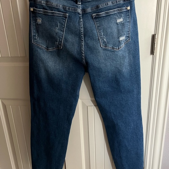 JUDY BLUE 15/32 Straight Leg w/Rainbow above pocket NWT (regularly $65) 🌈🌈 - Picture 10 of 10